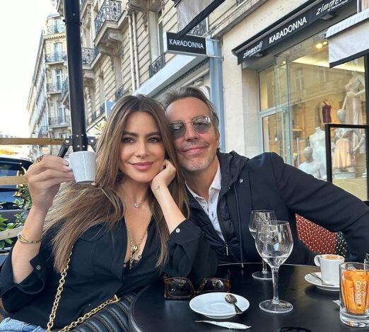 Sofía Vergara y Alejandro Asensi compartiendo de un café en París.