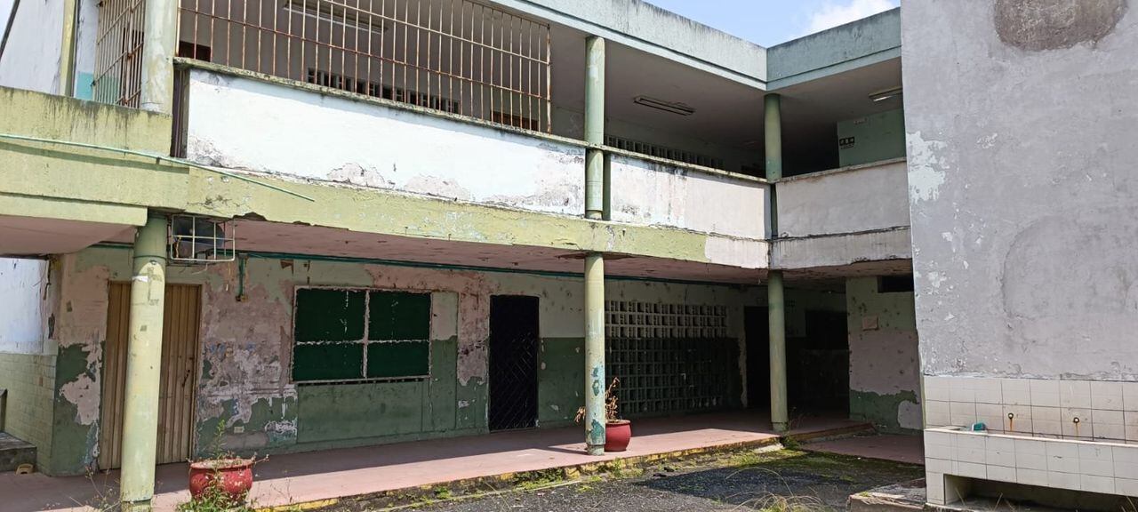 La infraestructura de la Institución Educativa Boyacá se encuentra en un deplorable estado, con grietas en sus paredes y humedad en sus techos.