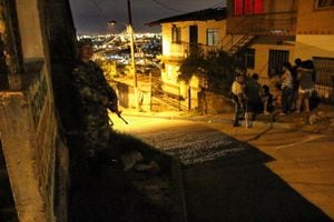 Un soldado vigila una esquina del barrio los chorros luego del estallido de un artefacto explosivo que dejó tres personas heridas. Foto:  Bernardo Peña / El País