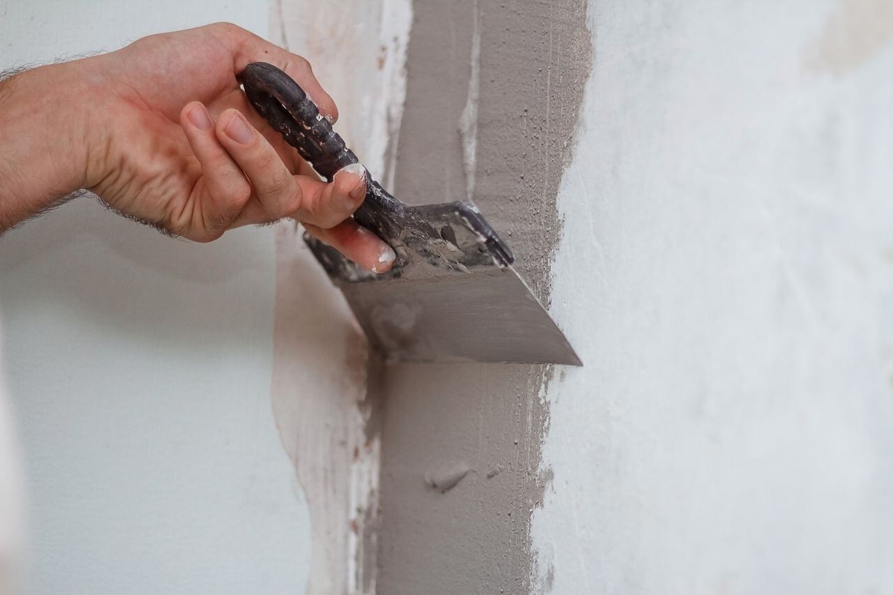 Antes de emprender cualquier proyecto de pintura, es crucial asegurarse de que las paredes estén en condiciones óptimas; esto incluye la corrección de grietas y fisuras.
