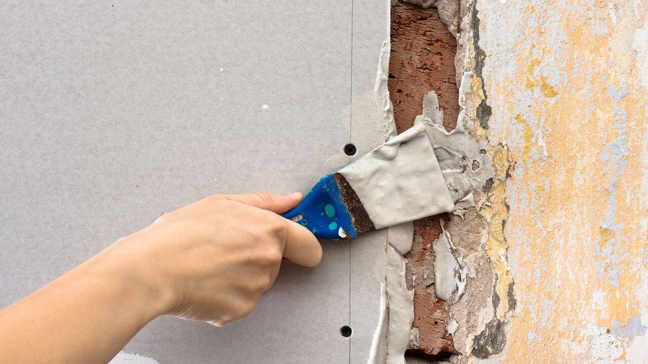 La corrección adecuada de las grietas en las paredes es un paso crucial en cualquier proyecto de renovación. Descubra cómo hacerlo correctamente para lograr resultados profesionales.