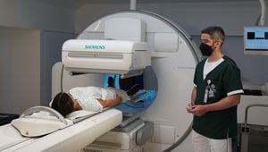 En la imagen el SPECT/CT es una cámara híbrida que combina la tomografía de medicina nuclear, el cual aporta imágenes funcionales y el TAC las anatómicas, que fusionadas permiten tener mayor exactitud diagnóstica. En la Fundación Valle del Lili se adelantan estudios gammagráficos con esta tecnología de punta.