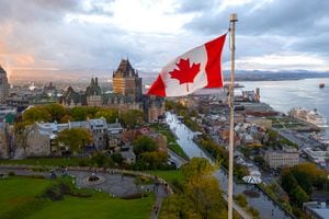 Una bandera canadiense en la ciudad de Quebec y el río San Lorenzo al fondo. Foto: Getty Images.