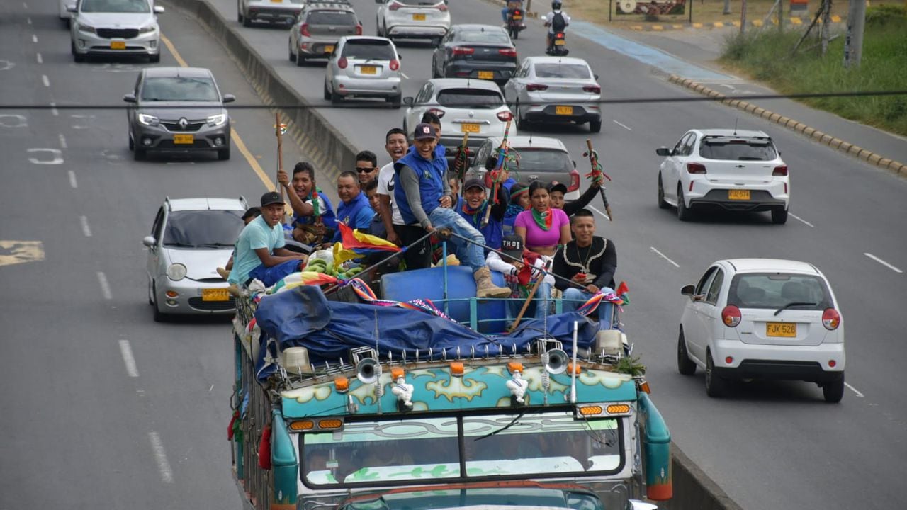 Llegada de buses con indígenas a Cali para la minga indígena con el presidente Petro