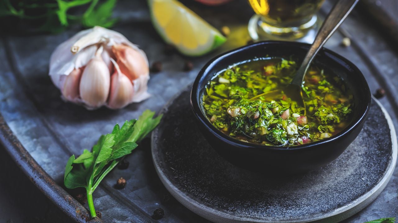 Para aquellos que desean un toque de autenticidad en sus platos, la receta del chimichurri casero ofrece la oportunidad perfecta para explorar sabores tradicionales argentinos desde la comodidad de su hogar.