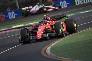 Carlos Sainz Jr en medio de la segunda práctica del GP de Australia