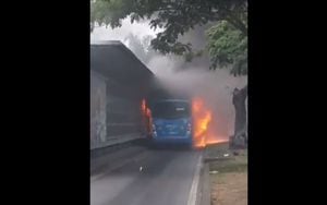 Imagen del bus incendiado.
