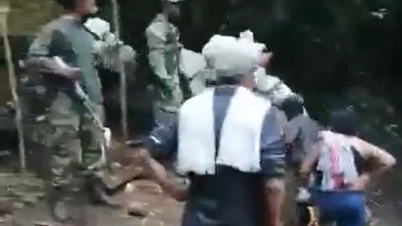 En los videos se ve a los militares intentando evitar el paso de los mineros, los cuales tratan de sobreponerse de cualquier manera.