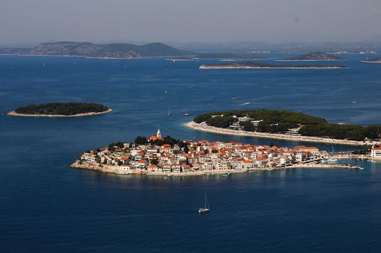 Vista general de Primosten, Croacia