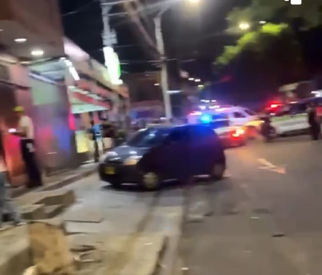 El atentado dejó daños en una panadería y a un vehículo estacionado junto al establecimiento comercial. Foto tomada de redes sociales
