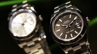 Los relojes de pulsera "Oyster Perpetual Datejust", fabricados por Rolex, se exhiben durante la feria de relojes Baselworld en Basilea, Suiza.