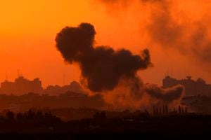 El humo se eleva tras un ataque aéreo israelí en la Franja de Gaza, visto desde el sur de Israel, el miércoles 18 de octubre de 2023.