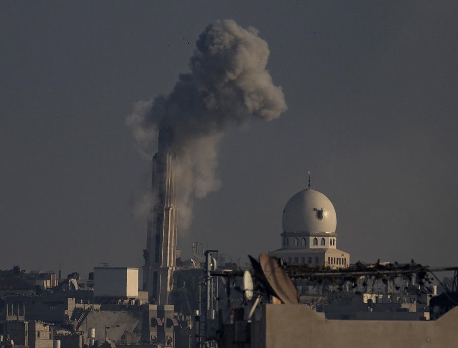 Una columna de humo se eleva sobre Jan Yunis, sur de la Franja de Gaza, tras ataques aéreos israelíes.