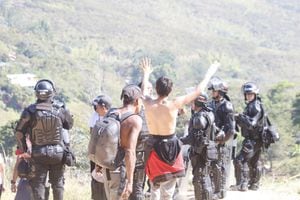La Policía intenta desalojar a los invasores en un predio del cerro de Las Antenas