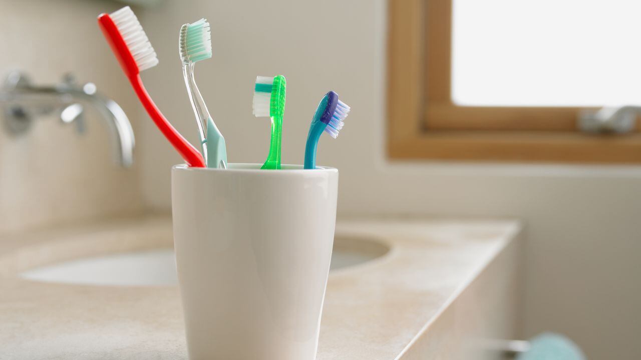 Los dentistas recomiendan cepillar los dientes de los niños déspues de cada comida. Evitar los dulces también es una buena opción.