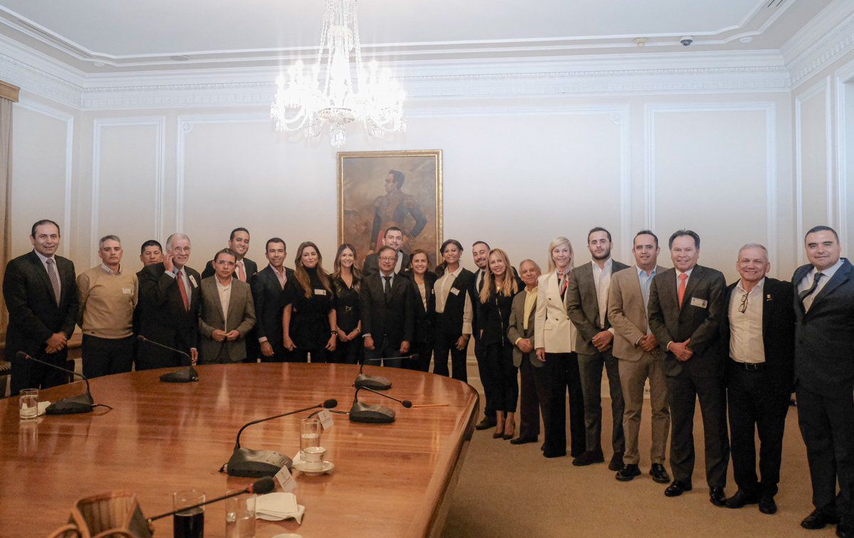 Presidente Gustavo Petro con un grupo de gobernadores electos "no afines" a su Gobierno