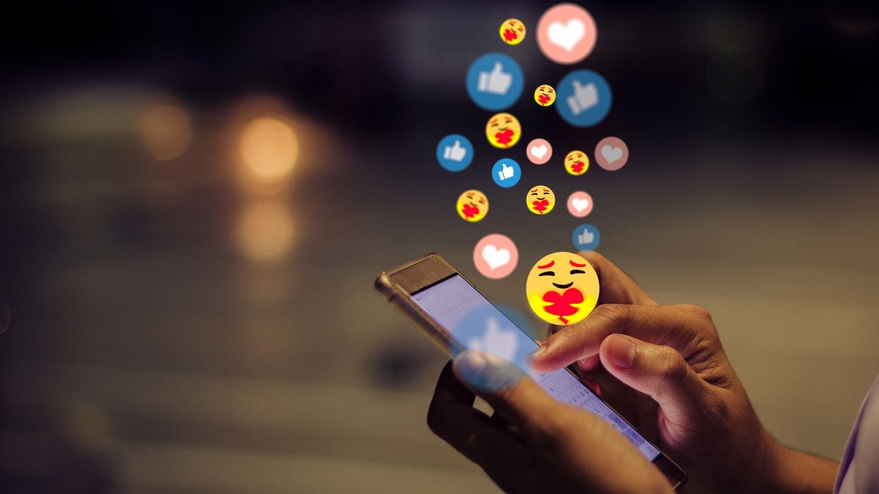 Explore la profundidad de la comunicación digital: conozca el significado detrás de los emojis en WhatsApp.