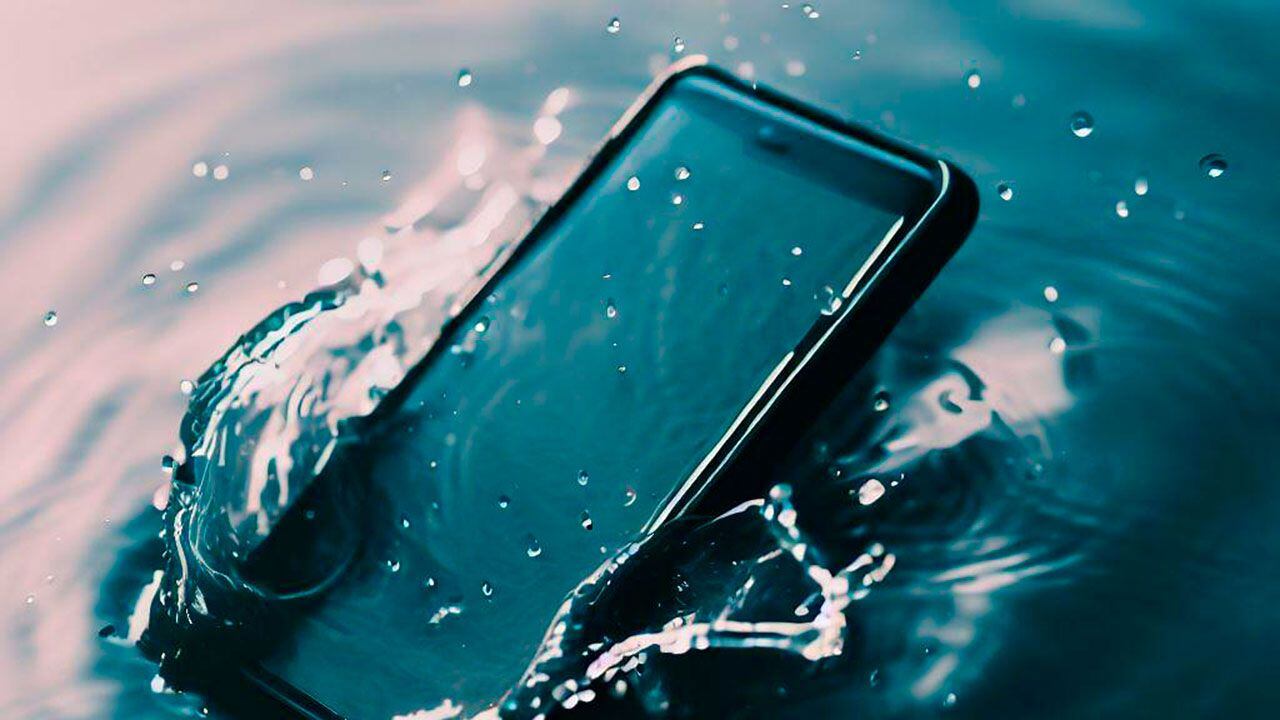 Ilustración de un celular que cae al agua