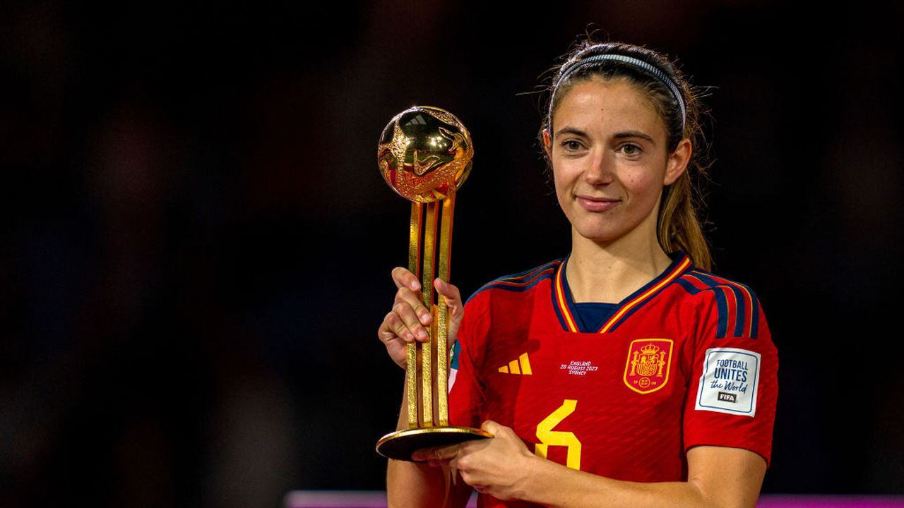 Aitana Bonmatí con el trofeo del Balón de Oro del Mundial Femenino 2023.