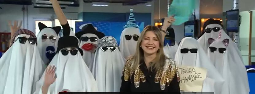 Para celebrar Halloween, presentadora de Noticias Caracol estuvo acompañada de varios fantasmas.