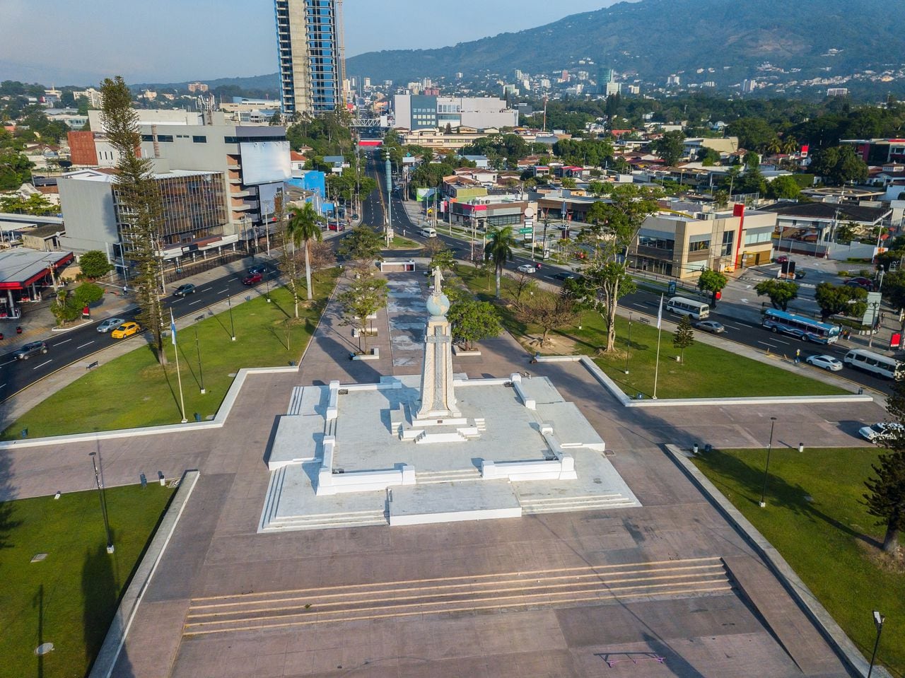 El Monumento al Divino Salvador del Mundo en el corazón de la ciudad de San Salvador.