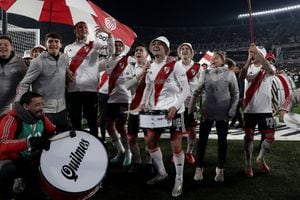 Los jugadores de River Plate celebran la victoria en el Torneo de la Liga Argentina de Fútbol Profesional 2023 tras derrotar a Estudiantes en el estadio El Monumental, en Buenos Aires, el 15 de julio de 2023. (Photo by ALEJANDRO PAGNI / AFP)