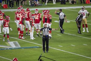 ARCHIVO - Foto del 2 de febrero del 2020, el árbitro Bill Vinovich anuncia una penalización durate el Super Bowl entre los 49ers de San Francisco y los Chiefs de Kansas City.