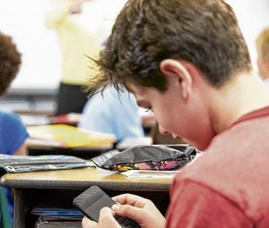 El año pasado el gobierno francés prohibió a los menores de 15 años hacer uso de  celulares dentro de las instituciones educativas.