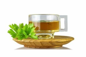 El té de perejil ofrece efectos diuréticos.