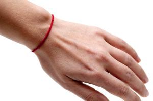En muchos lugares del mundo, llevar una pulsera roja en la mano es una costumbre arraigada con un simbolismo especial.