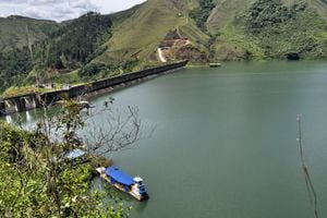 El embalse de Salvajina está ubicado en el norte del departamento del Cauca, en el municipio de Suárez. Lla represa retiene los caudales que vienen de la cuenca alta del río Cauca.