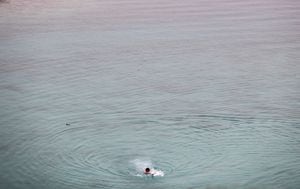Un hombre nada mientras las playas están cerradas después de que un ciudadano ruso muriera en un ataque de tiburón cerca de una playa en el centro turístico egipcio de Hurghada, en el Mar Rojo, Egipto