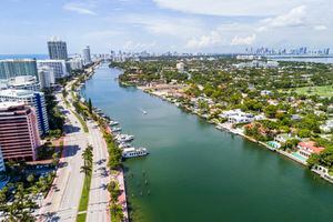 Miami Beach, Florida, vista aérea, Indian Creek La Gorce Island Country Club, mansiones frente al mar, casas y horizonte de la ciudad.