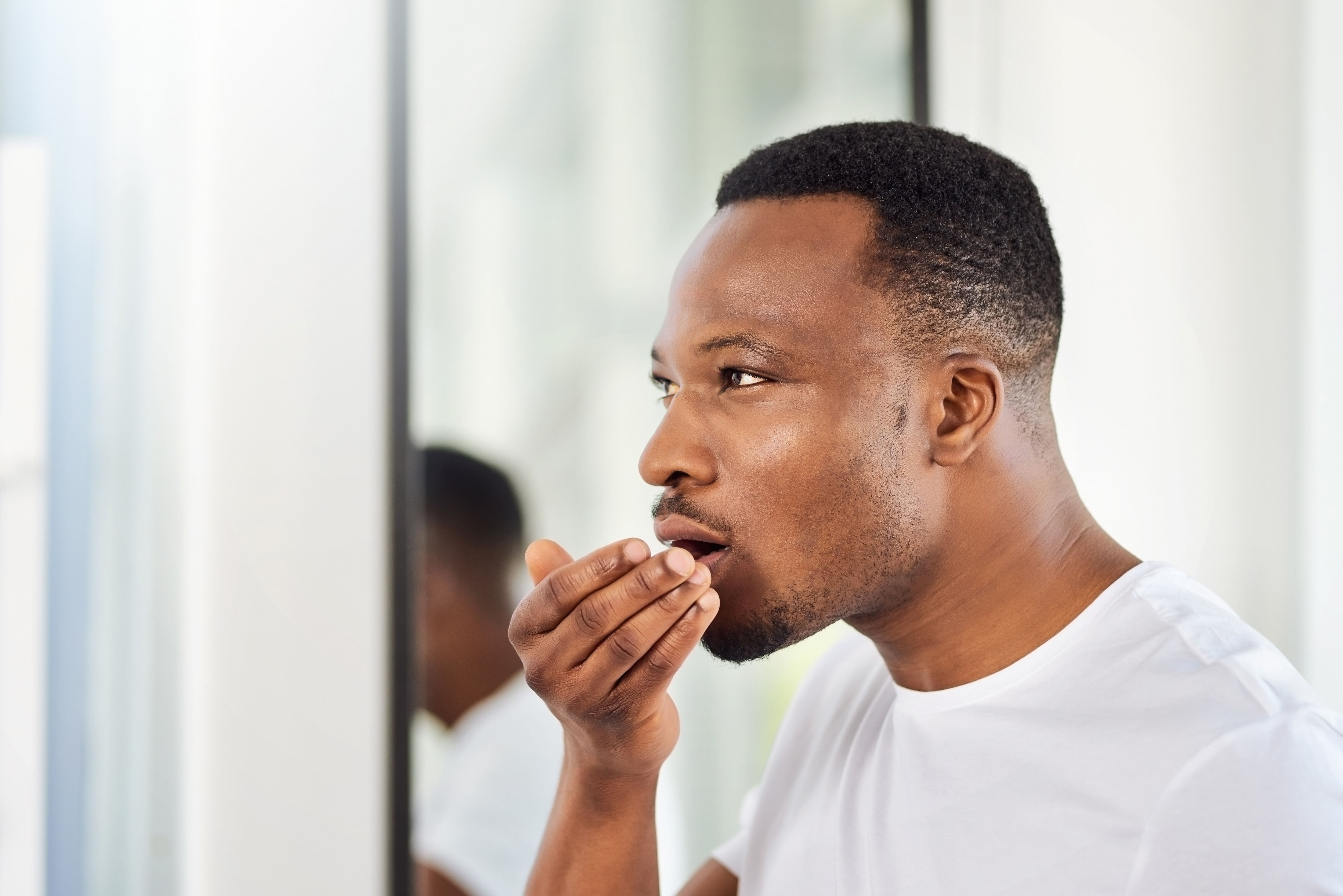 Cómo quitar el mal aliento de la boca - Remedios caseros para el mal aliento