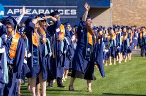 Ceremonias de graduación de Fullertons College of Education en Titan Stadium en el campus de CSUF en Fullerton