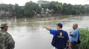El secretario de Gestión del Riesgo, Rodrigo Zamorano, hizo un recorrido este domingo por la ribera del río Cauca.