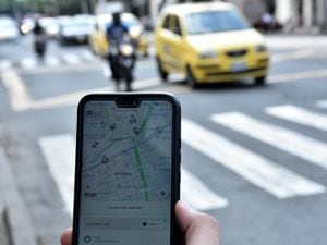 La SIC ordenó en diciembre la suspensión del servicio de Uber en el país en una audiencia para resolver la demanda que interpuso la compañía Cotech S.A, que presta servicios de telecomunicaciones a una empresa de taxis, en contra de la multinacional norteamericana.