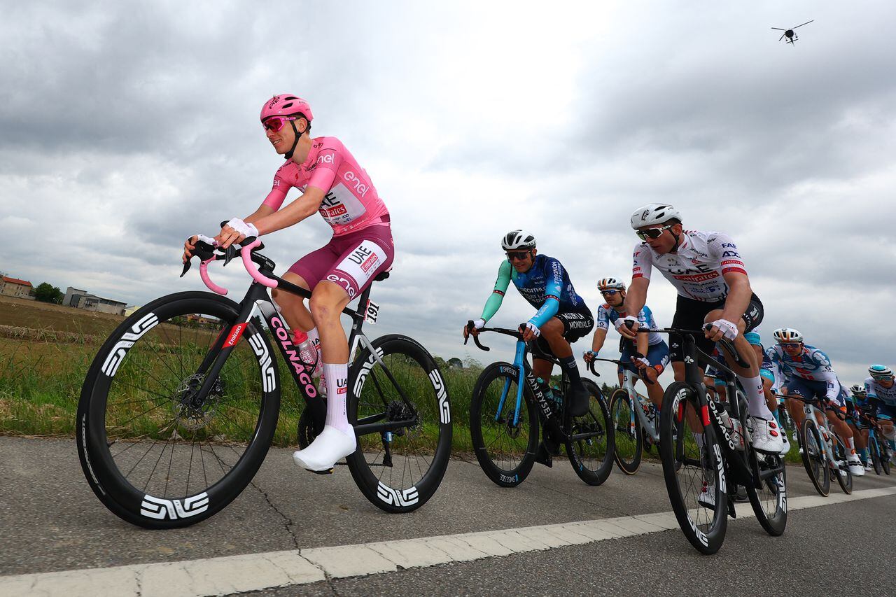 El ciclista esloveno del Pink Jersey Team UAE, Tadej Pogacar (i), viaja en el pelotón durante la tercera etapa de la 107.ª carrera ciclista Giro de Italia, 166 km entre Novara y Fossano, el 6 de mayo de 2024 en Fossano. (Foto de Luca Bettini / AFP)