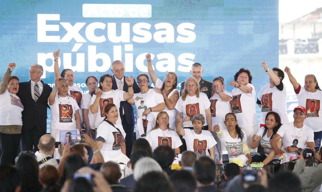 Acto de Excusas Públicas por los casos de ejecuciones extrajudiciales de las que fueron víctimas jóvenes residentes en Bogotá y Soacha. Plaza de Bolívar