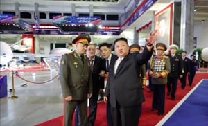 El ministro de defensa ruso Sergei Shoigu recibió de Kim Jong-un las explicaciones sobre su arsenal.
