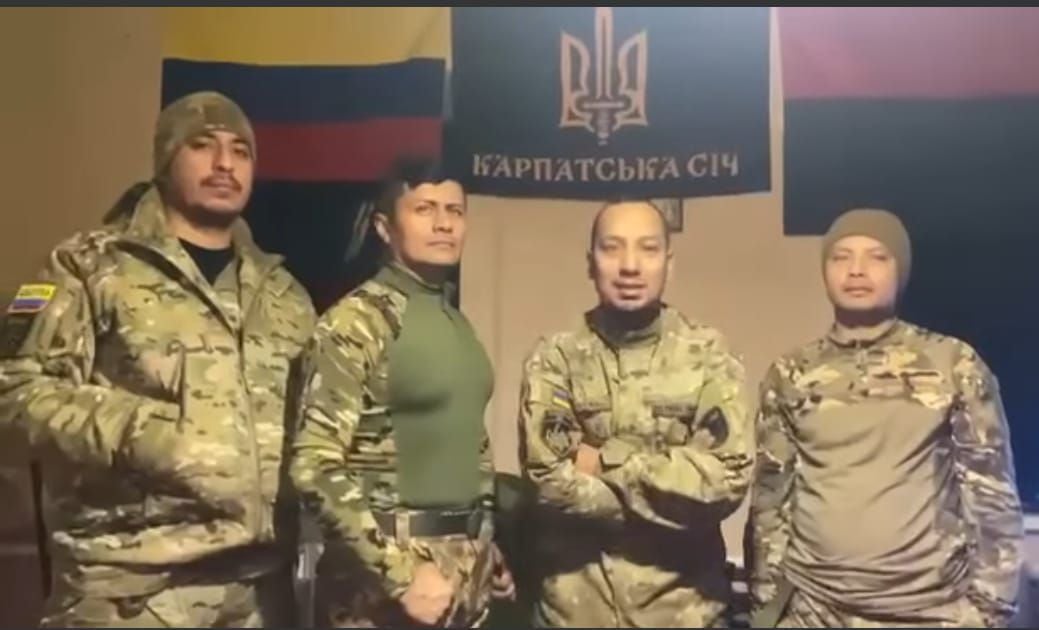 Estos hombres que son exmilitares colombianos, piden ayuda para contar con equipos que les permita sobrevivir en la guerra de Ucrania. Foto tomada de redes