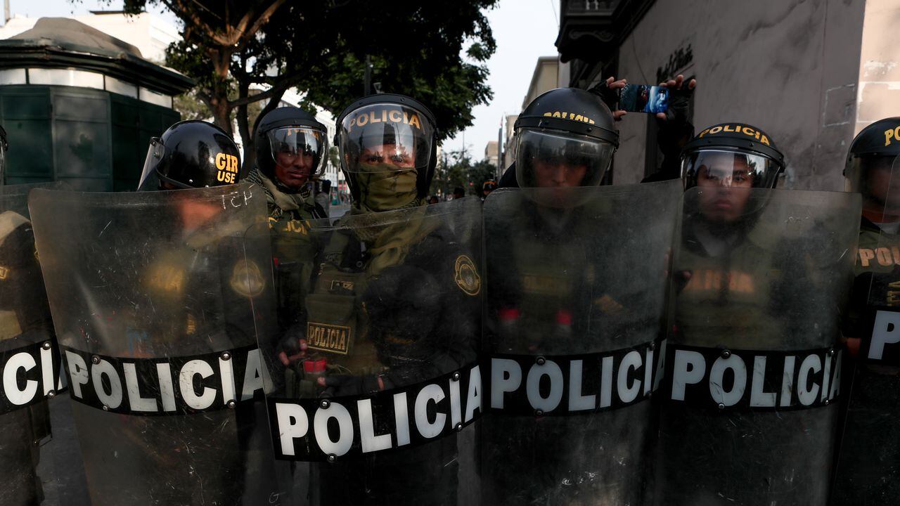 Policía de Perú en las calles de Lima