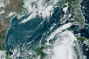 Esta imagen obtenida de la Administración Nacional Oceánica y Atmosférica (NOAA) muestra la tormenta tropical Idalia (abajo a la derecha) acercándose a Cuba el 28 de agosto de 2023. La tormenta tropical Idalia se fortaleció a medida que se acercaba a Cuba y las aguas anormalmente calientes del Golfo de México el lunes.