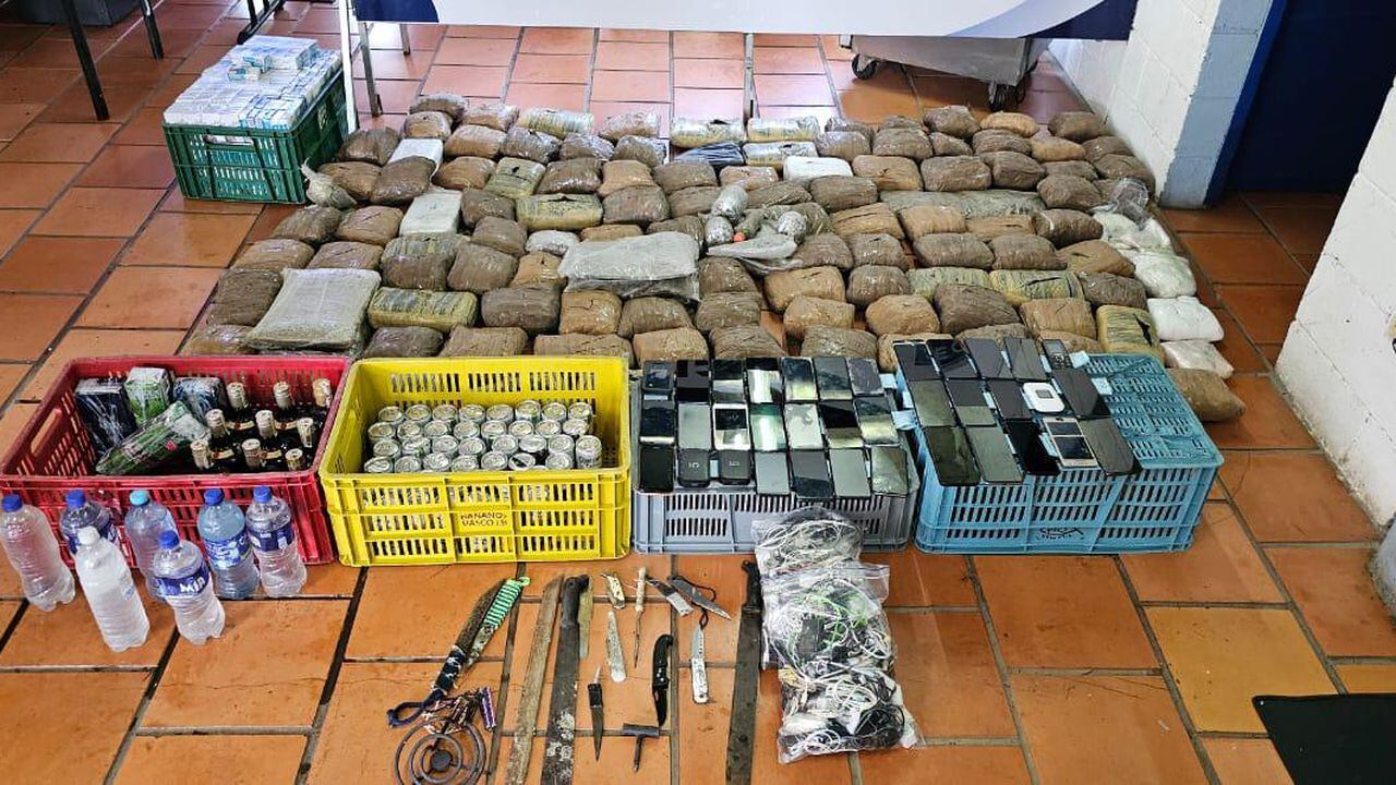 En desarrollo de la Operación Dominó del Inpec, se incautaron 120 kilos de marihuana, 4.7 kilos de clorhidrato de cocaína y 13 millones de pesos, además de licor, en una caleta, en el techo de la cárcel de Jamundí. Foto Especial para El País