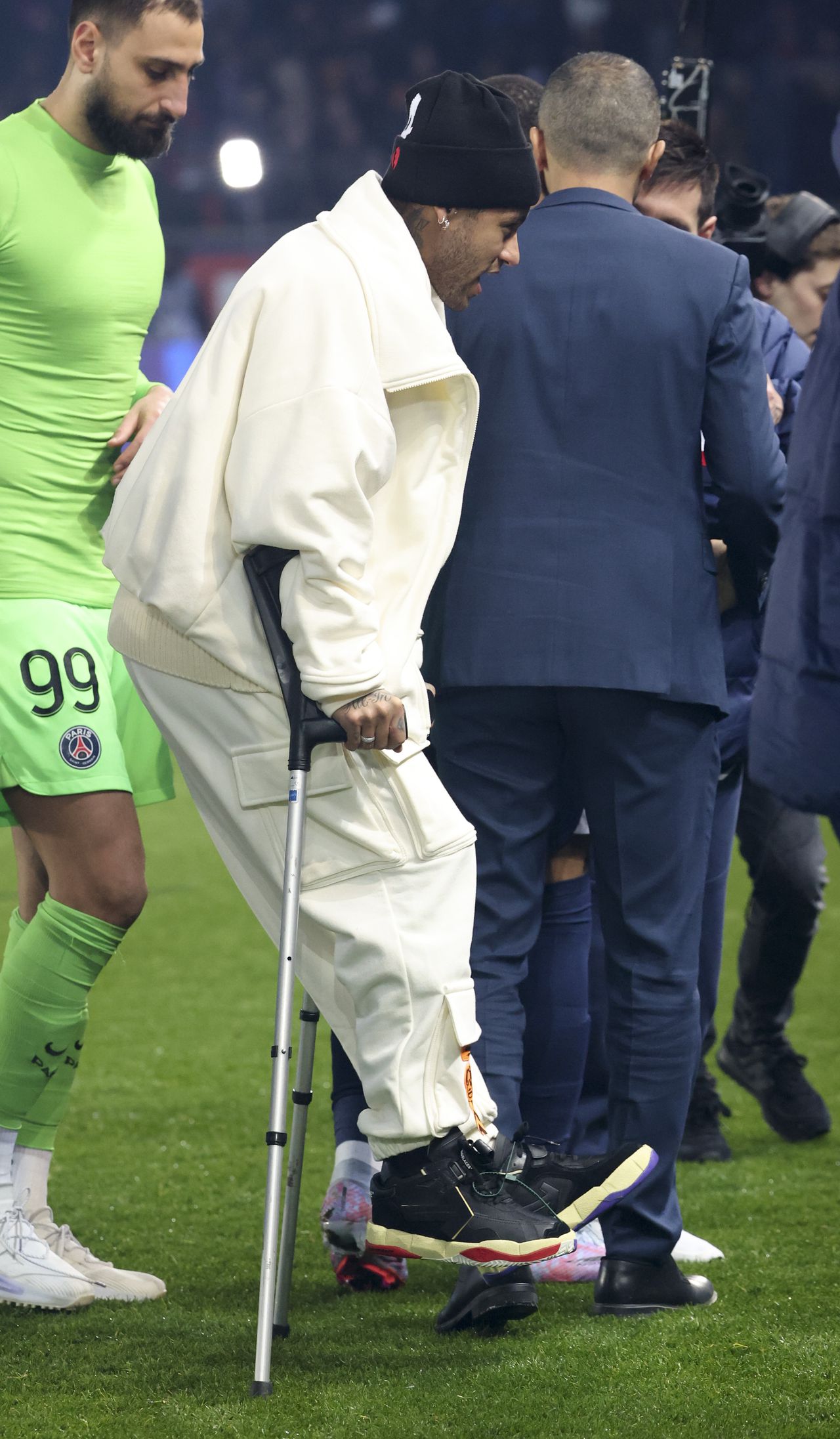 Neymar, en marzo de 2023, usando muletas por su lesión en el tobillo