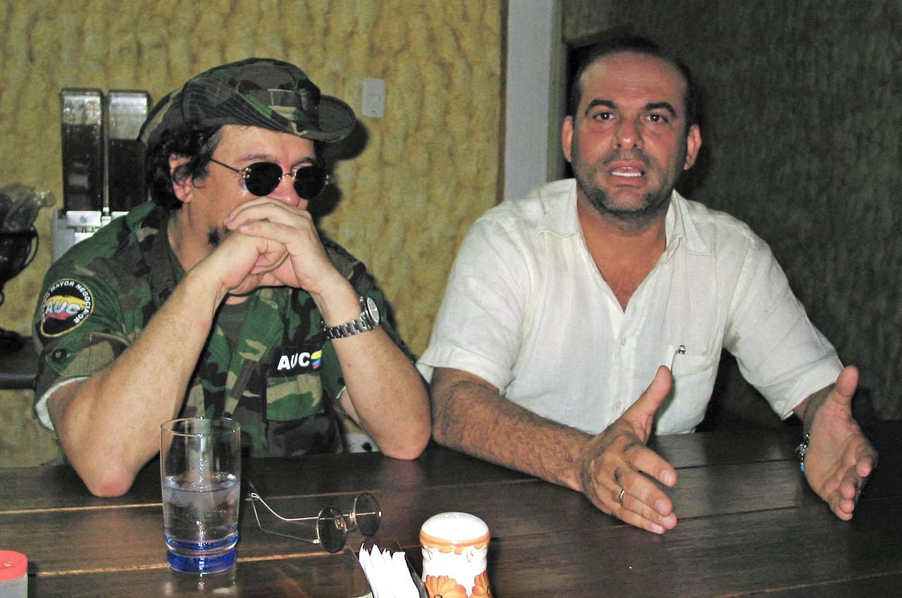 Salvatore Mancuso en conversaciones para iniciar el proceso de desmovilización de las Autodefensas Unidas de Colombia que finalizó en 2006.