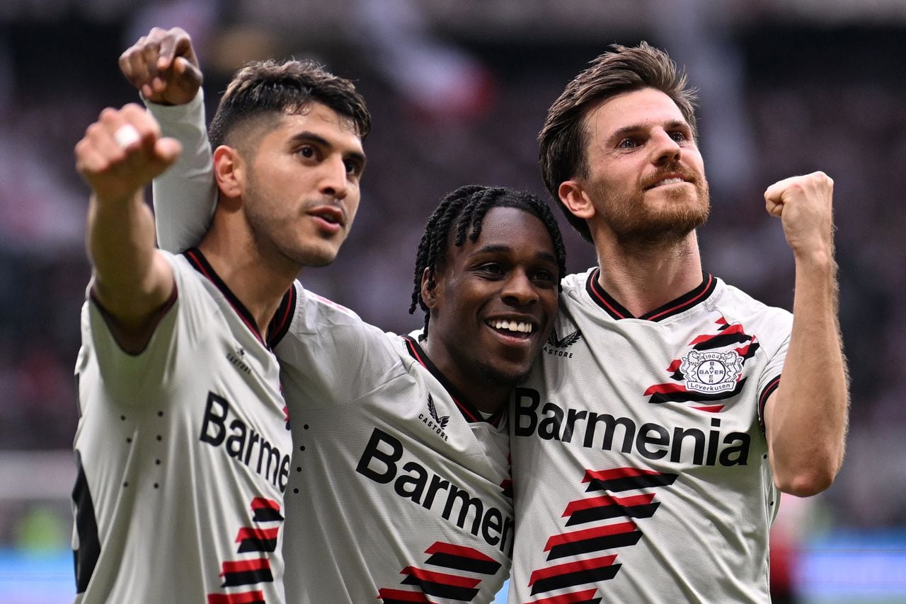 El defensor holandés del Bayer Leverkusen #30 Jeremie Frimpong (C), el mediocampista alemán del Bayer Leverkusen #07 Jonas Hofmann (R) y el mediocampista argentino del Bayer Leverkusen #25 Exequiel Palacios celebran marcar un gol.