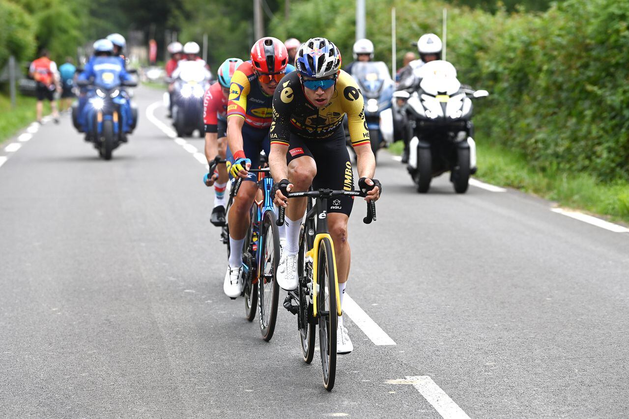 LARUNS, FRANCIA - 5 DE JULIO: Wout Van Aert de Bélgica y el equipo Jumbo-Visma compiten en la escapada durante la quinta etapa del 110° Tour de Francia 2023, una etapa de 162,7 km de Pau a Laruns / #UCIWT / el 5 de julio de 2023 en Laruns, Francia. (Foto de Tim de Waele/Getty Images)