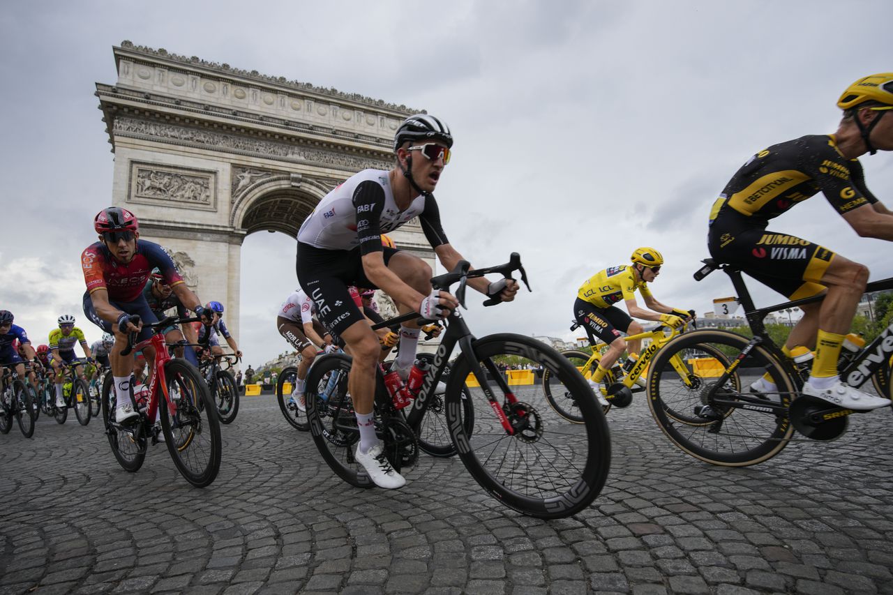 El grupo con el danés Jonas Vingegaard, vestido con la camiseta amarilla de líder general, pasa el Arco del Triunfo durante la vigésimo primera etapa de la carrera ciclista del Tour de Francia de más de 115 kilómetros (71,5 millas) con inicio en Saint-Quentin-en-Yvelines y final en la avenida de los Campos Elíseos en París, Francia, el domingo 23 de julio de 2023. (Foto AP/Daniel Cole)