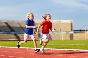 Correr es una de las actividades deportivas que recomiendan los especialistas para pacientes con patologías congénitas. Eso sí, debe ser prescrita por el médico tratante.